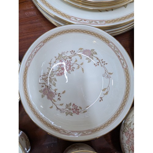 1010 - Royal Doulton 'Lisette' tea, coffee and dinner ware