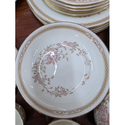 1010 - Royal Doulton 'Lisette' tea, coffee and dinner ware