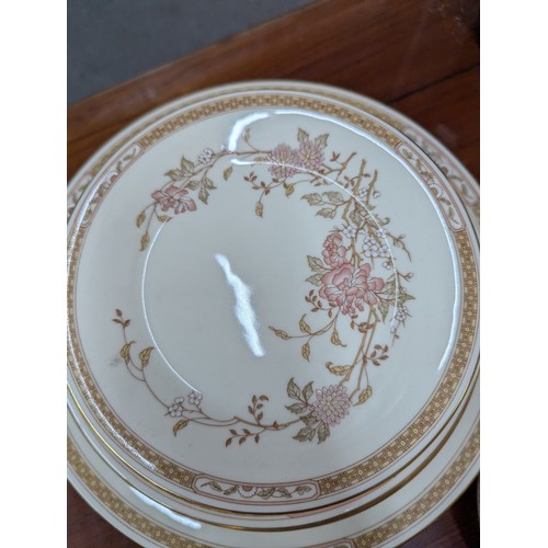 1010 - Royal Doulton 'Lisette' tea, coffee and dinner ware