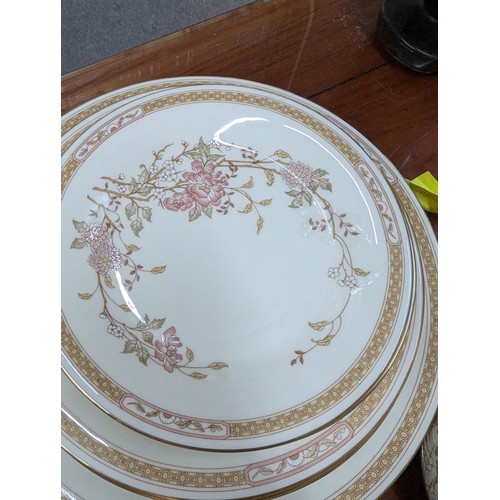 1010 - Royal Doulton 'Lisette' tea, coffee and dinner ware