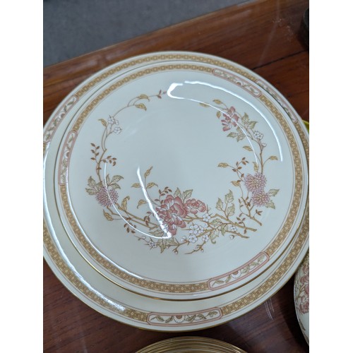 1010 - Royal Doulton 'Lisette' tea, coffee and dinner ware