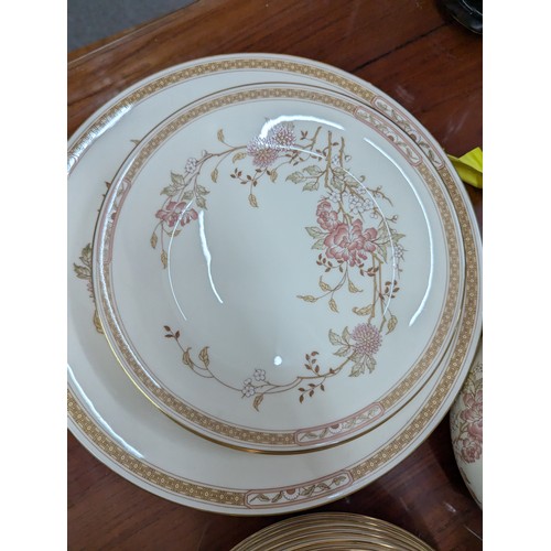 1010 - Royal Doulton 'Lisette' tea, coffee and dinner ware