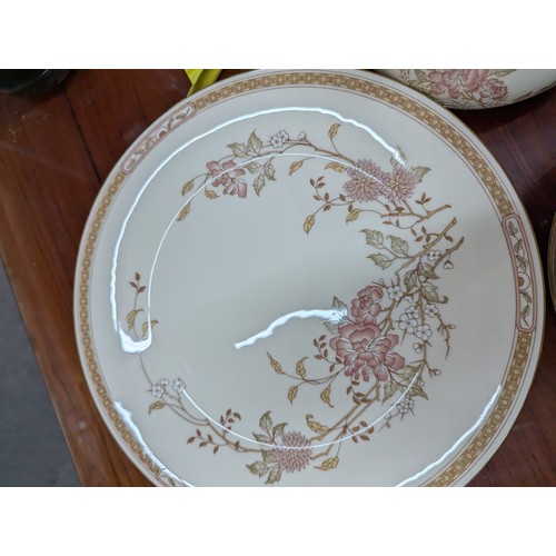 1010 - Royal Doulton 'Lisette' tea, coffee and dinner ware