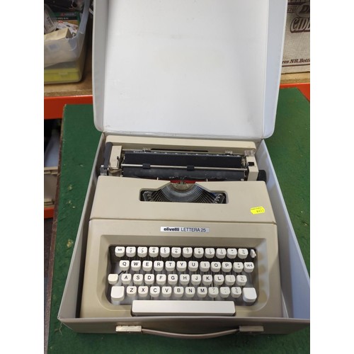 67 - Olivetti Lettera 25 typewriter in vinyl case