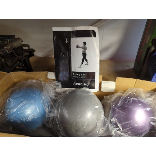 95 - Reebok toning set inc. 1, 2 and 3kg toning balls and stand