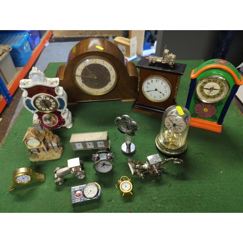 99 - Selection of assorted clocks inc. novelty, mantle clock etc.