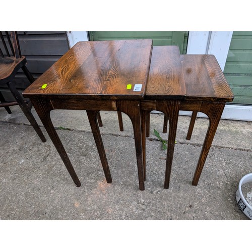 911 - Oak nest of three tables, largest width 51cm, depth 38cm, height 56cm