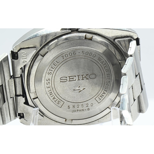 12 - Seiko automatic stainless steel cased wristwatch, the blue dial with applied baton markers and day/d... 