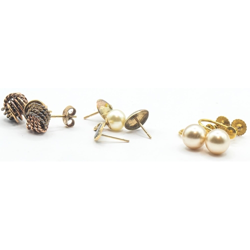 89 - Two pairs of 9ct gold earrings, one designed as a knot, the other with screw-back set with a simulat... 