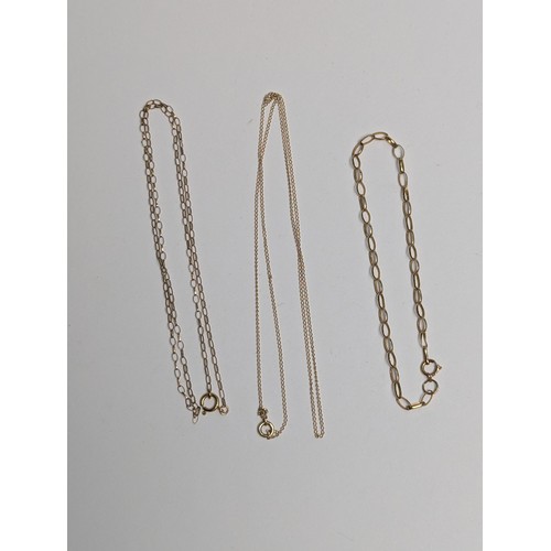 236 - 9ct gold bracelet and scrap 9ct gold neck chain, gross weight 2.03 grams, together with a yellow met... 