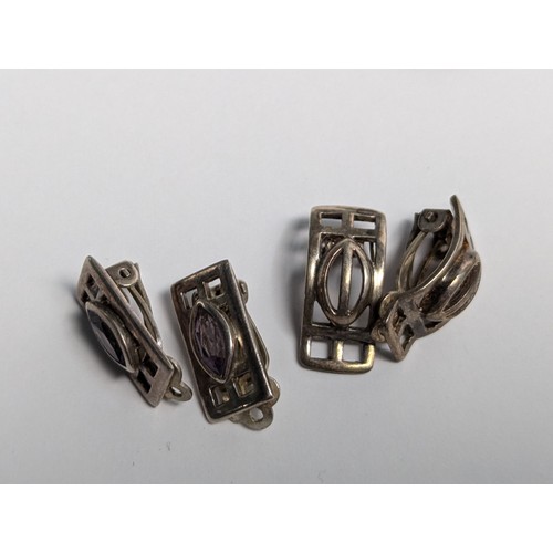 284 - Mixed silver jewellery, comprising: a hinged bracelet, Joseph Smith & Sons (Birmingham) Ltd... 