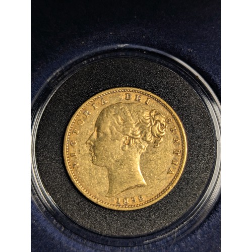 320 - Victoria (Young Head) 1852 shield back full sovereign