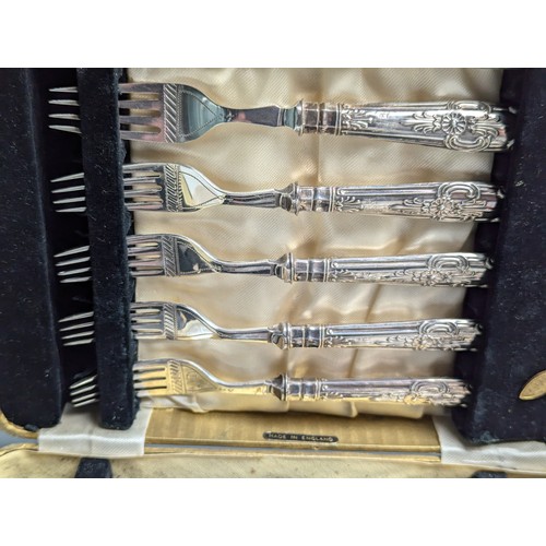 356 - Cased set of six pairs of George V silver Queens pattern handled fruit forks and knives, Viner'... 