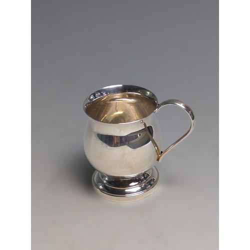 375 - Elizabeth II silver christening mug, Birmingham Mint, Birmingham 1986, unengraved, height 8cm, 79.93... 