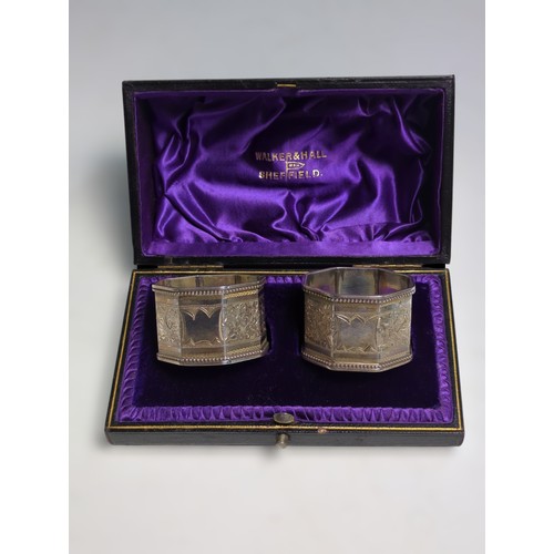 391 - Pair of Edwardian silver napkin rings, William M Hayes, Birmingham 1904, each octagonal ring engrave... 