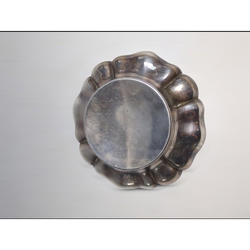 419 - Elizabeth II silver circular dish with shaped rim, Poston Products Ltd, Birmingham 1965, diameter 15... 