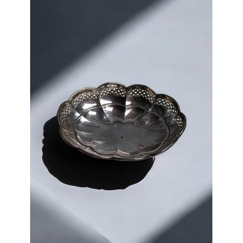 420 - George V silver footed bon bon dish, maker's mark rubbed, Birmingham 1925, of oval lobed form w... 