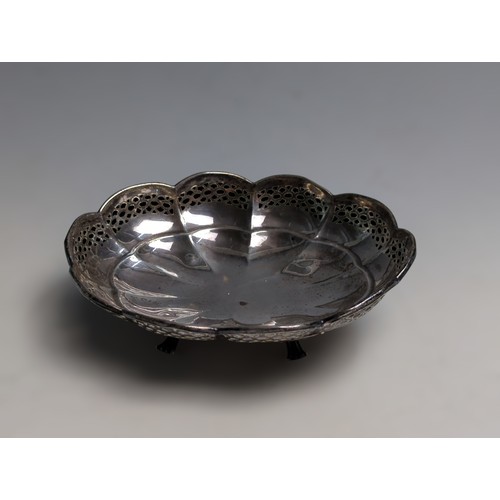 420 - George V silver footed bon bon dish, maker's mark rubbed, Birmingham 1925, of oval lobed form w... 