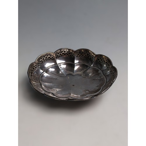 420 - George V silver footed bon bon dish, maker's mark rubbed, Birmingham 1925, of oval lobed form w... 