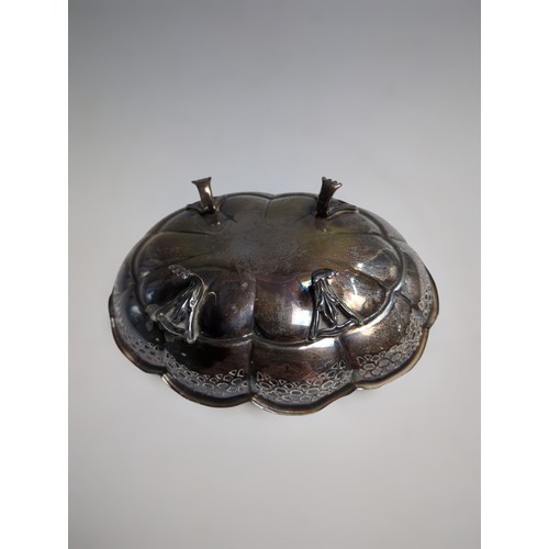 420 - George V silver footed bon bon dish, maker's mark rubbed, Birmingham 1925, of oval lobed form w... 