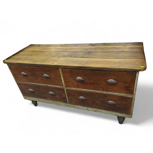 22 - Haberdashery chest of drawers with 4 compartmentalised drawers with cast metal handles on legs. W150... 