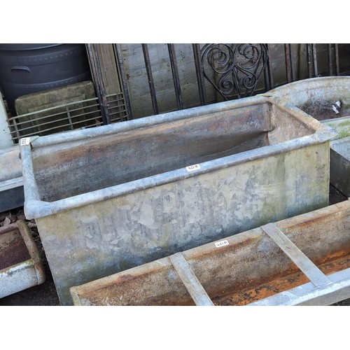 318 - Galvanised water tank/planter. W94cm. Damaged.