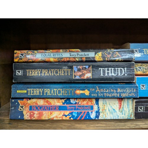 787 - Eleven Terry Pratchett books, inc. hard & soft back