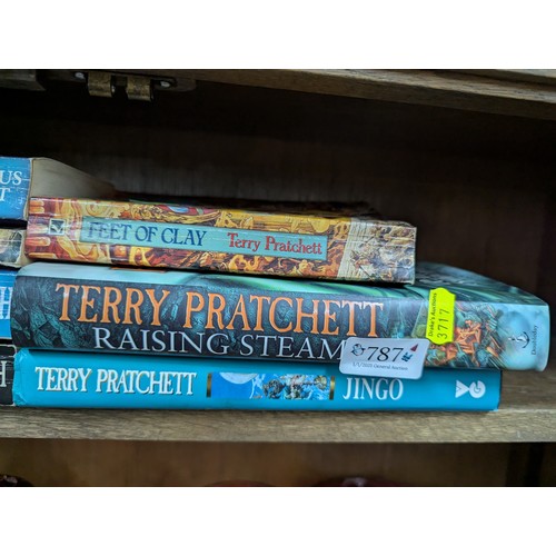 787 - Eleven Terry Pratchett books, inc. hard & soft back