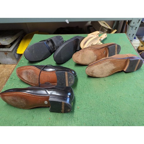 108 - 3 pairs of mens shoes inc. 2 x Samuel Windsor, 1 x Sovereign (8.5 UK) + 4 pairs of shoe trees. 