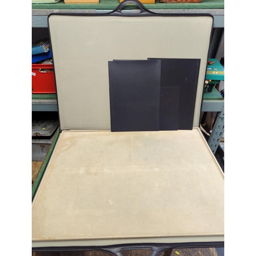 124 - Large grey puzzle board/case