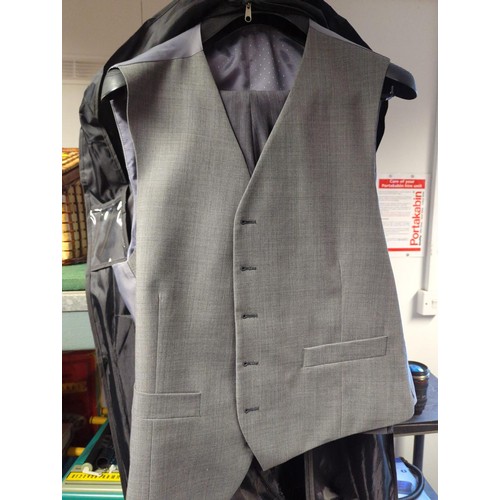 131A - Brook Taverner 3-piece suit. Waistcoat 44R. Trousers 40