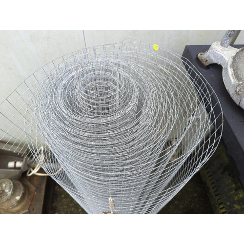 294 - Roll of wire mesh. H92.5cm, length unknown