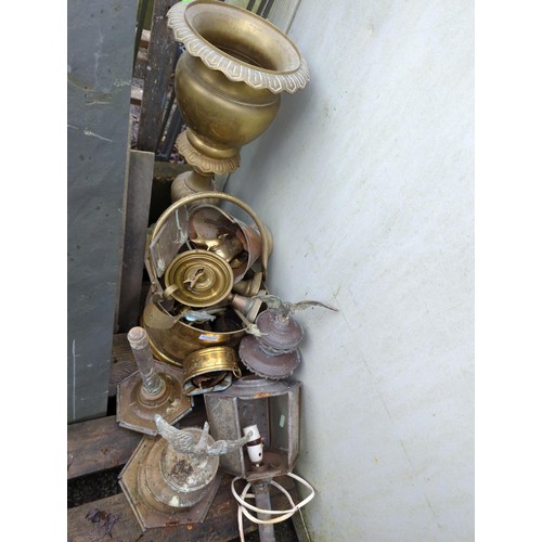 297 - Quantity of brass & copper. Inc. scuttle, lamps etc.