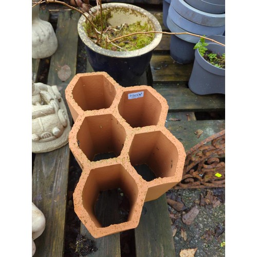 300 - Glazed plant pot & terracotta honeycomb bottle type rack