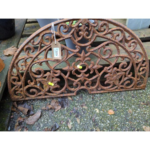 301 - Cast iron crescent shaped door grid . W70cm