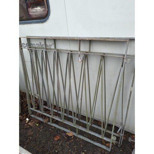 315 - 2x galvanised driveway gates, W111cm H102cm