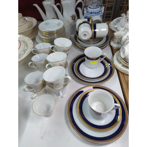 614 - Two German tea and coffee sets inc. Rosenthal and Thomas together with a blue and white Chinese teap... 