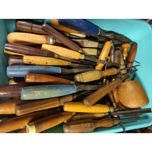 79 - Tray of vintage tools, mostly chisels. 