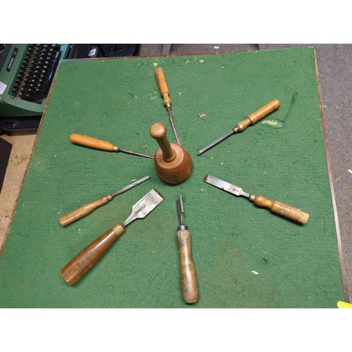 79 - Tray of vintage tools, mostly chisels. 