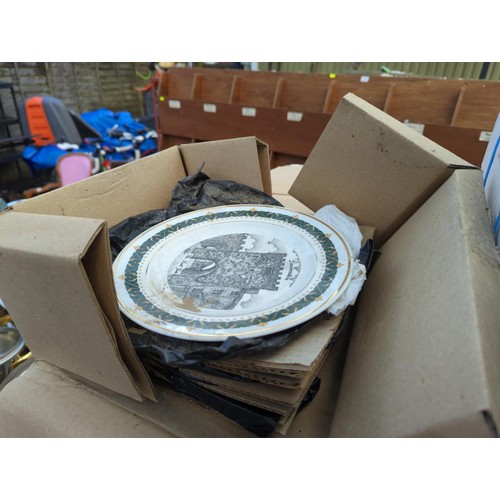 389 - Large quantity of collectors plates