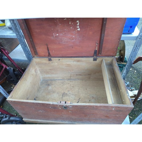 416 - Large carpenters tool chest. W76cm D46cm H36cm