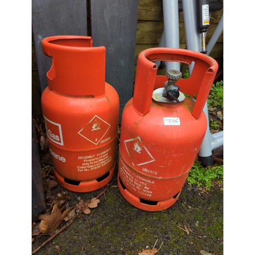 370 - 2 x 6kg propane gas bottles one empty one part filled. 