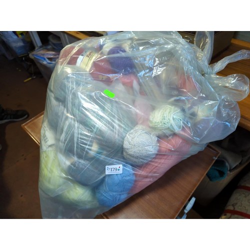 179 - Bag of mixed wool and yarn