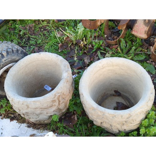 329 - 2x garden concrete pots. H21cm