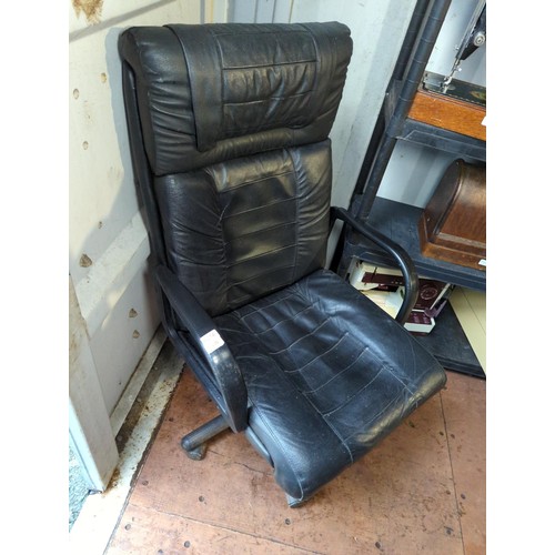 527A - black office chair