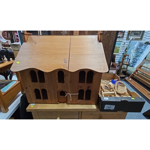 839 - Wooden doll's house and a tray of doll's house furniture