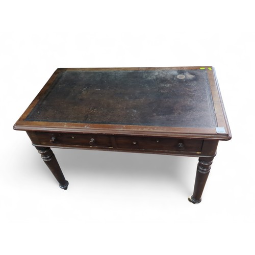 128 - Leather-topped writing table on ceramic casters with 2 lockable drawers but no key. W105cm D60cm H71... 