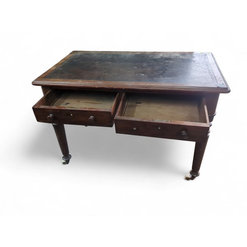 128 - Leather-topped writing table on ceramic casters with 2 lockable drawers but no key. W105cm D60cm H71... 