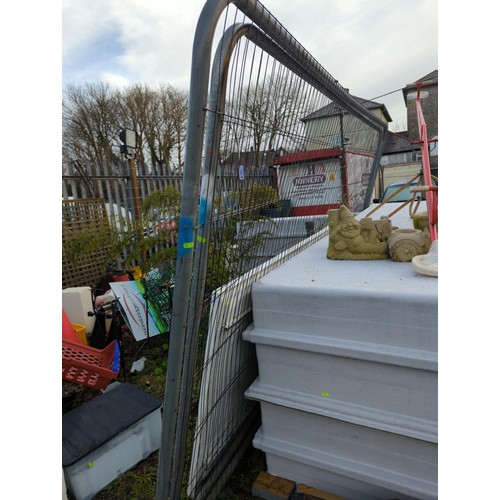 46 - 2 x metal fence panels with 3 rubber feet/joiners and 4 clips for joining panels together. Each pane... 