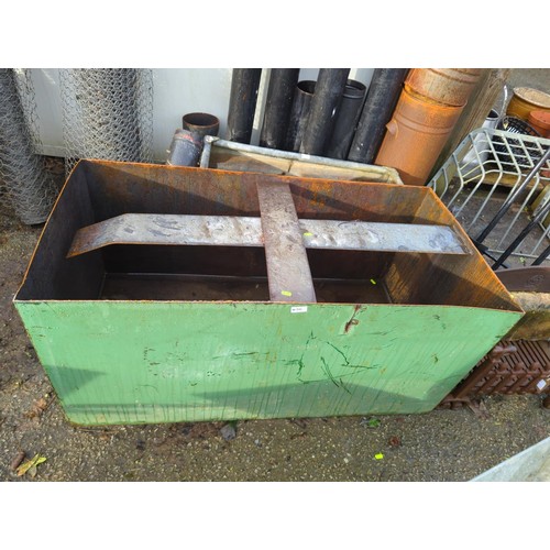 66 - Green open-topped metal water tank. W123cm D62cm H59cm.